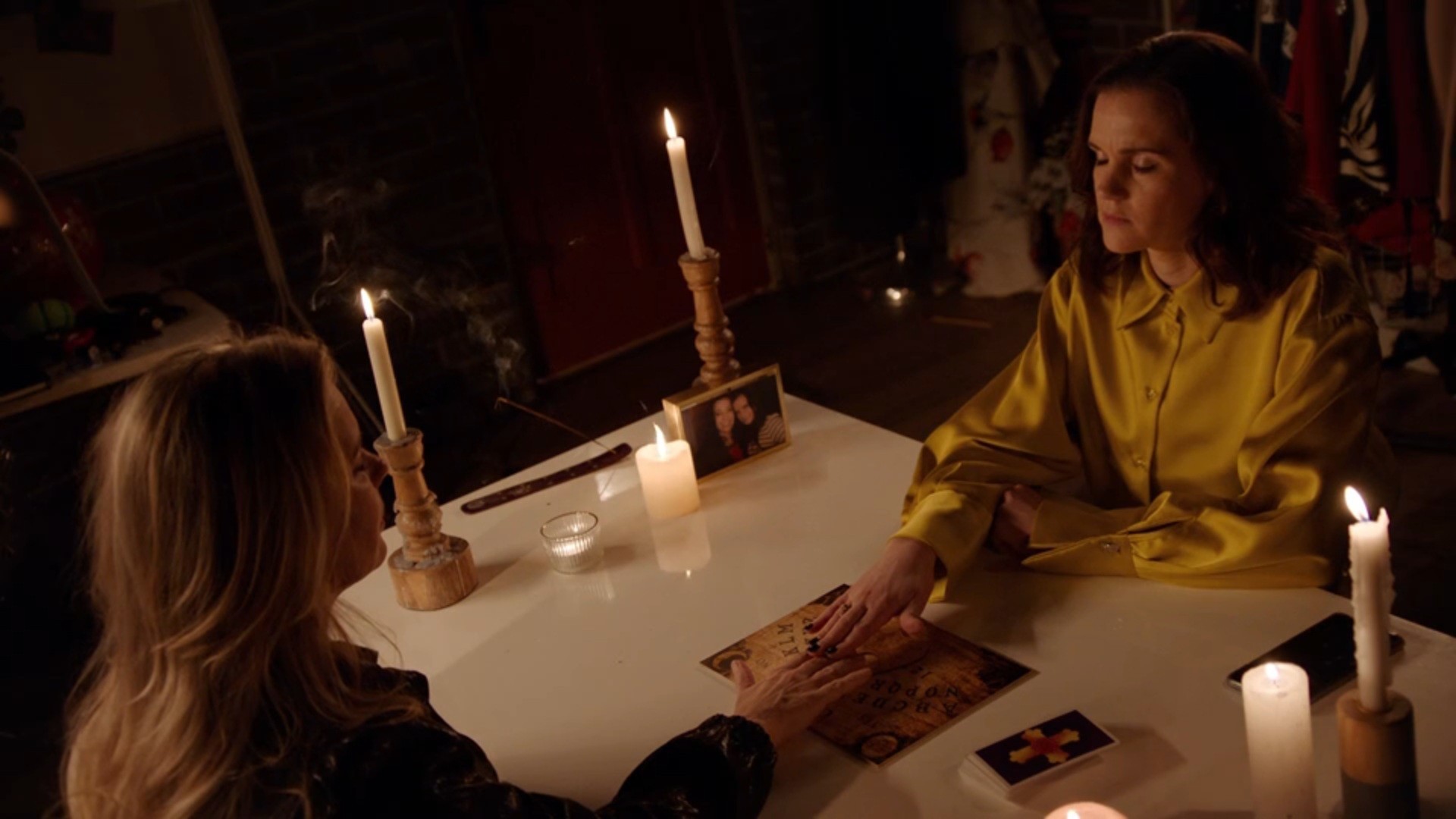 Nina en Linda proberen een seance
